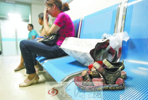 7歲男孩去廁所被“精神病”大男孩捅十多刀,孩子父母和孩子姥姥在手術(shù)室前痛哭。孩子的涼鞋上全是血跡。