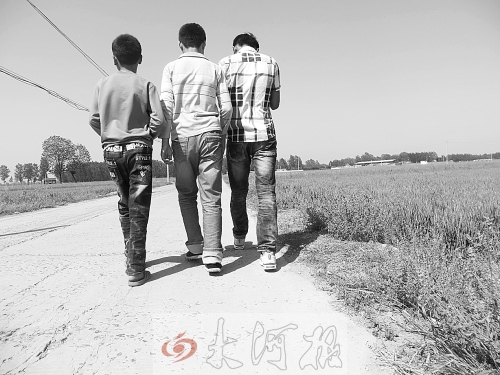 親眼目睹小伙伴在自己面前慘遭橫禍,三個孩子變得異常沉默。