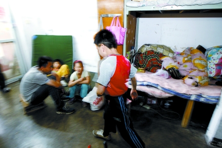 孩子們住在這里，沒有上學(xué)，大部分時間是練功，出去表演