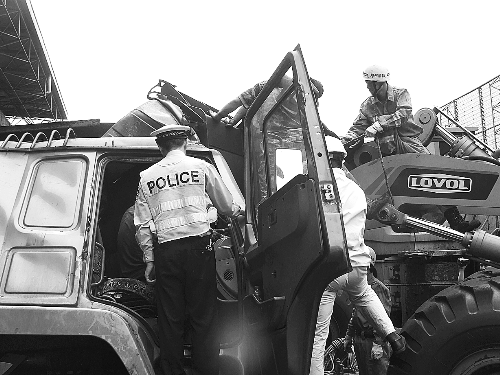 　　調(diào)來鏟車，幫忙救人。