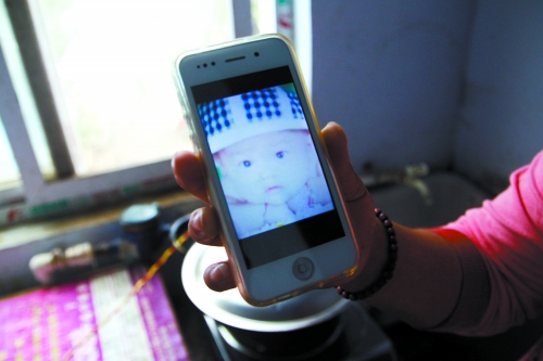 兒子過去的照片，她一直存在手機(jī)里