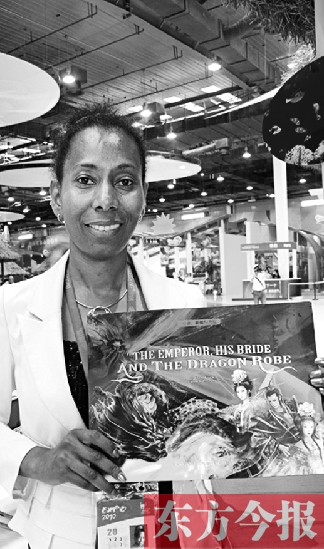 桑麗莎的童話書《皇帝、新娘與龍袍》在上海世博會加勒比聯(lián)合館與中國讀者見面 資料圖片