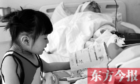 　昨天上午，鄭州市骨科醫(yī)院病房內(nèi)，李剛躺在病床上，女兒嘟嘟在安靜地看書