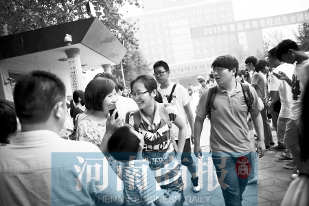 考場外，家長用溫暖的笑容迎接孩子