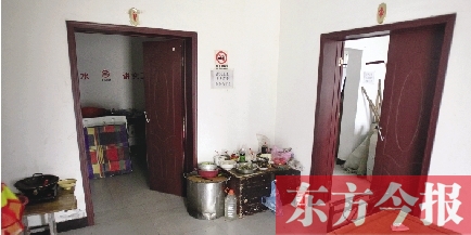 男廁洗漱池前，堆放著大量家電、家具等生活用品