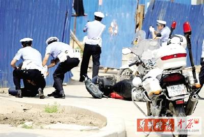 　一名歹徒被抓獲，另一名歹徒持槍劫持了一名門衛(wèi)。