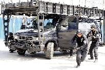 特警的突擊車到達現(xiàn)場。