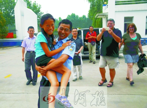 黨心松一行人剛下車，楊衛(wèi)軍就一把抱起了她，流露出幸福的笑容，不遠(yuǎn)處史蒂夫拍照銘記這一刻。