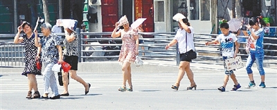  街頭，遮擋陽光是一門“技術活”。