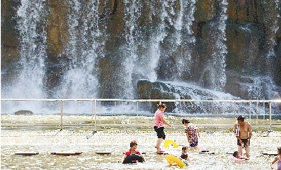 能玩水的地方，人一定多。