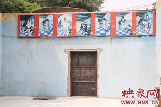 在鄭州市動物園內(nèi)的海獅館內(nèi)，隨處可見游客與動物合影的宣傳畫。