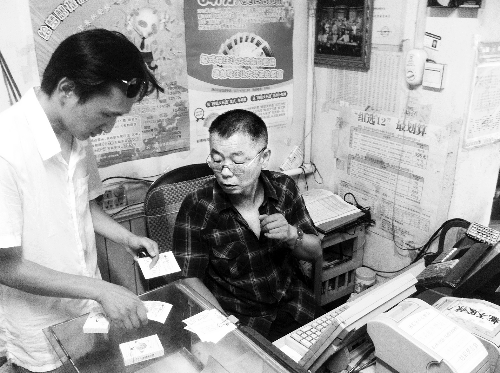 　　站點(diǎn)中出大獎后前來購彩的人絡(luò)繹不絕