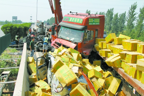 大貨車旁邊的海馬轎車被雞蛋砸中，車上兩人逃脫及時，僅受輕傷。