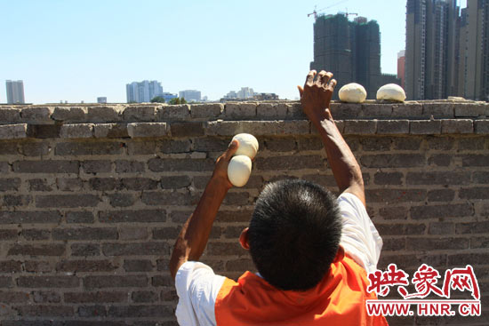 圖為老王在取曬干的饅頭。