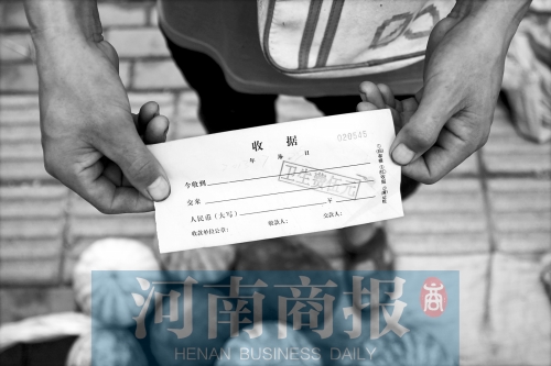 百花路附近的瓜農(nóng)宋師傅交完衛(wèi)生費(fèi)后收到一張收據(jù)，但沒(méi)有收款單位