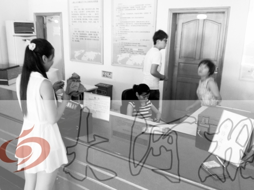 鄭州市人才交流服務(wù)中心二樓大廳，剛畢業(yè)大學(xué)生咨詢政策，工作人員卻在若無其事地玩手機(jī)。