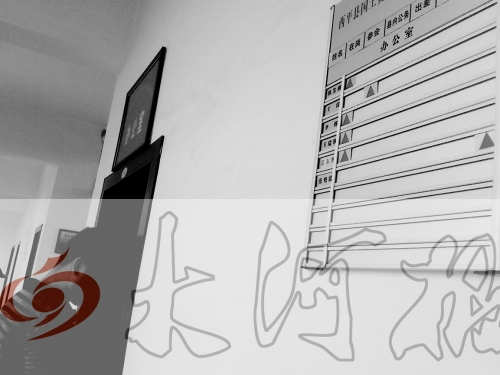 　7月4日上午，西平縣國土局辦公室門口在崗牌子高高掛，但里面空無一人。