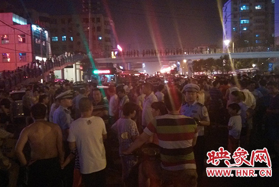 8月7日晚20時許，幾位交警在人群中