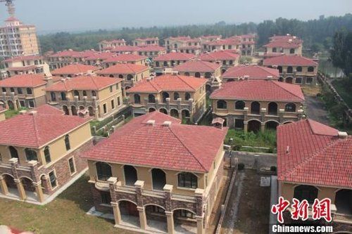 在鄭州市惠濟(jì)區(qū)花園口鎮(zhèn)申莊村的黃河岸邊，這處豪華別墅群蔚為壯觀。侯偉勝 攝