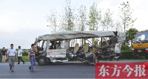 312國(guó)道信陽(yáng)光山段貨車(chē)撞上中巴客車(chē)