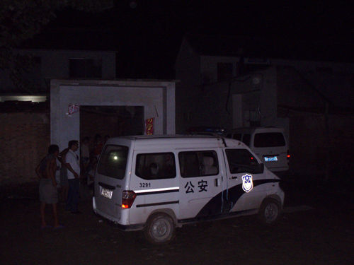 夜訪(fǎng)民宅警車(chē)