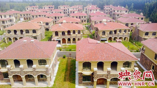 這里的別墅共計30多棟，有兩層的，也有三層的，主體、裝修都已經完工