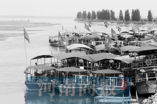 這些出航的船只，都沒有相關(guān)資質(zhì) 記者 王春勝/攝