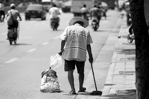 　在街頭忙碌的環(huán)衛(wèi)工 本報(bào)資料圖片