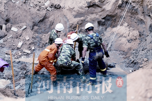 　　7個(gè)多小時(shí)的奮力救援，也沒(méi)能救回這個(gè)孩子