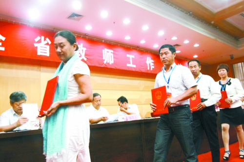 昨日，我省諸多優(yōu)秀教師獲頒“師德標兵”、“師德先進個人”等榮譽證書。