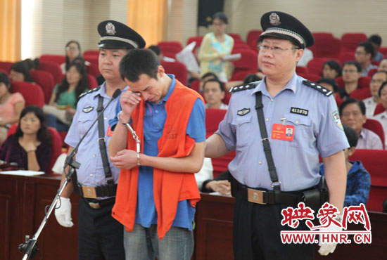 庭審現(xiàn)場，幾度流下淚水的小偉，后悔當(dāng)初太過沖動。魏海勇-攝