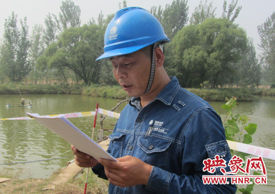 登塔之前，樊建軍在做最后的安全指示