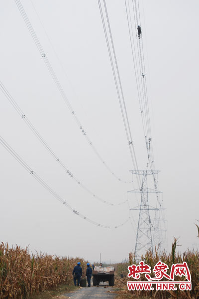 樊建軍自已笑稱，他們更像是一群“高空舞者”。