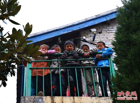 對(duì)于記者的到來，孩子們充滿了好奇