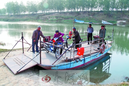 18年來，盛衛(wèi)川堅持每日如此，為河兩岸的人擺渡。