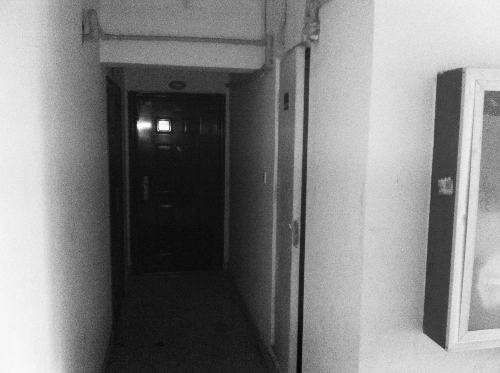 被砸網(wǎng)吧在鄭州安徐莊公館小區(qū)的一棟居民樓里，昨天，網(wǎng)吧已關(guān)門。