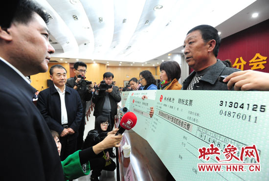 最高人民法院執(zhí)行局局長劉貴祥、河南省高級人民法院院長張立勇親手為申請執(zhí)行人員發(fā)放執(zhí)行款