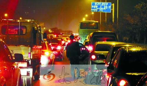 上周五晚上7點(diǎn)多,東風(fēng)東路車(chē)輛擁堵,一個(gè)多小時(shí)只能前行100米。