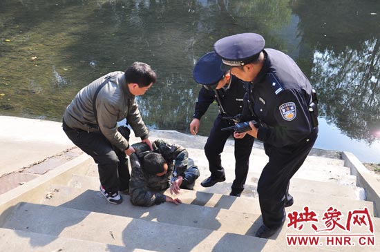 該男子滾入冰冷的金水河，嗆了幾口污水，連滾帶爬從水中出來，隨后被金水路派出所民警救上岸。