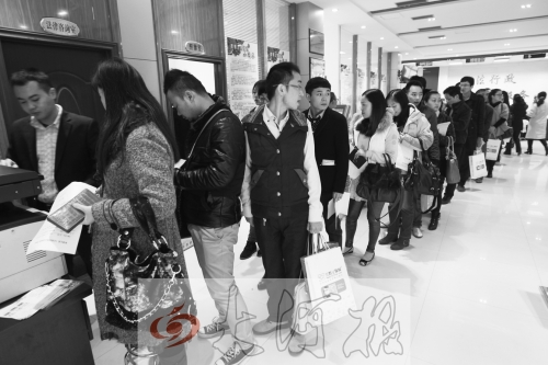 昨天,除復印材料處有新人排隊外,金水區(qū)民政局婚姻登記處大廳內處未見新人排隊的火爆場景。