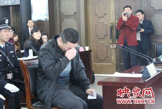 庭審現(xiàn)場(chǎng)，被告人常樹民哽咽著宣讀手中的悔恨書。