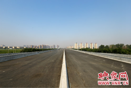 南三環(huán)高架橋寬闊整潔的路面