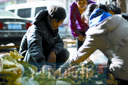 附近的市民得知了他的遭遇，紛紛前來(lái)買菜