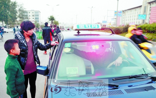 看見(jiàn)有帶小孩的乘客，王師傅都會(huì)遞上字條，提醒乘客。