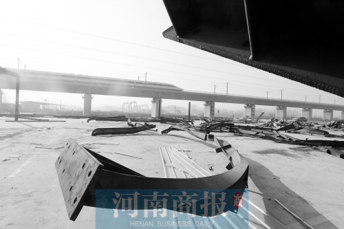 　鐵路兩側(cè)，不少建筑物已經(jīng)被拆除