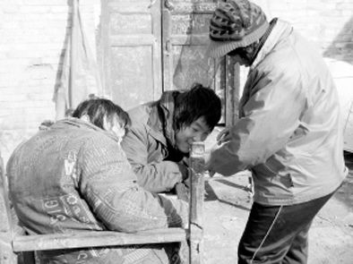 去年年初，武文英和雙胞胎腦癱兒子。圖片來源/《周口晚報(bào)》