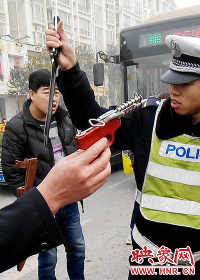 據(jù)當事交警描述，男子自知車上有刀，在車輛被逼停后，車上的另一名男子試圖將刀具交給到達現(xiàn)場的同伴。