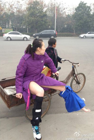 楊婕與朱婷相撞受傷下場-街頭大媽三輪送賓館。