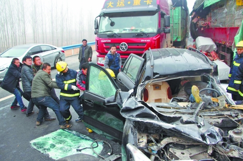 現(xiàn)場(chǎng)慘不忍睹，眾人合力施救。