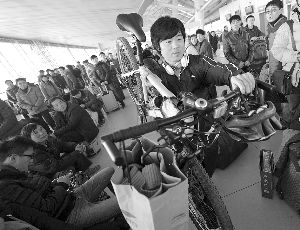 由于媽媽生病，盧文成只得中途放棄騎行改乘火車趕回老家。